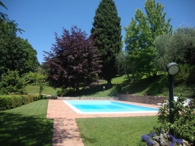 Foto Villa unifamiliare a Sarzana Centro di 363 m² con 8 locali in vendita