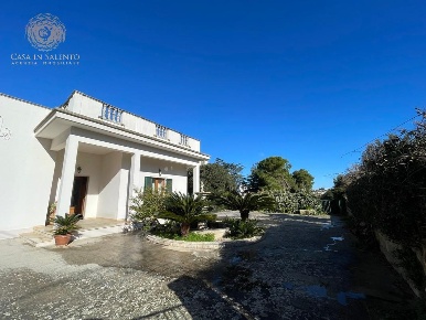 Foto Villa unifamiliare a Castrignano del Capo Centro di 470 m² in vendita
