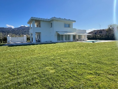 Foto Villa unifamiliare a Pietrasanta di 190 m² con 6 locali in vendita