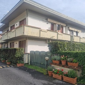 Foto Appartamento a Massa Marina di Massa Centro di 60 m² con 4 locali