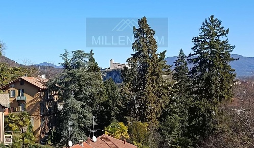 Foto Villa singola a Arona Centro di 400 m² con 10 locali in vendita