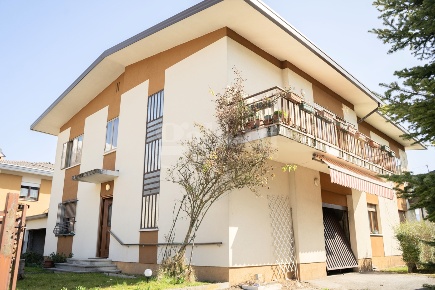 Foto Appartamento in Via Vittorio Zanon 84, Belluno Centro di 370 m²