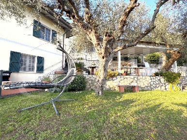 Foto Villa bifamiliare a Carrara Fontia, Fossola, Fossone di 280 m²