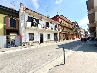 Foto Appartamento in Via Clanio 38, Acerra Centro di 90 m² con 3 locali