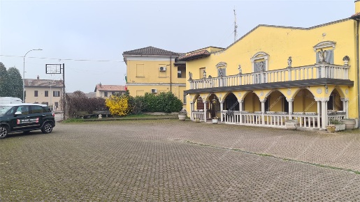Foto Locale commerciale in Piazza IV Novembre, Vernate Centro di 470 m²