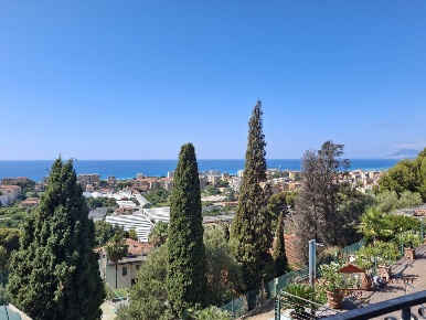 Foto Appartamento a Bordighera Centro di 88 m² con 3 locali in vendita