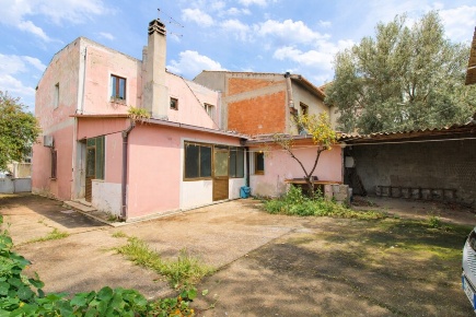 Foto Casa indipendente a Uta di 150 m² con 5 locali in vendita