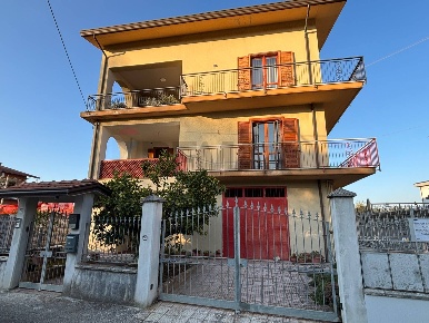 Foto Appartamento in Via Campofreddo 17, Calvi di 138 m² con 5 locali