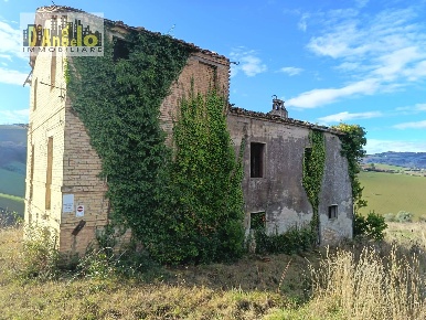 Foto Casa indipendente in Via Tesino 208, Offida di 470 m² con 5 locali