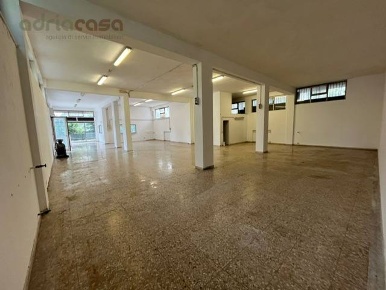 Foto Locale commerciale in Viale Bologna, Riccione Parco di 280 m²