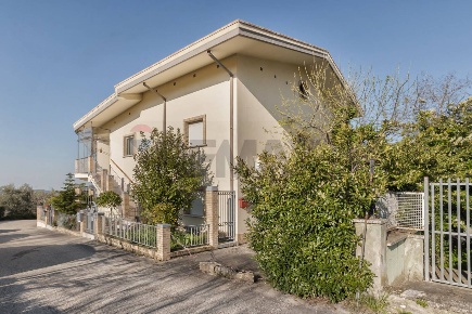 Foto Villa a schiera in CONTRADA PORTA FORNACE 1b, Penne Centro di 161 m²