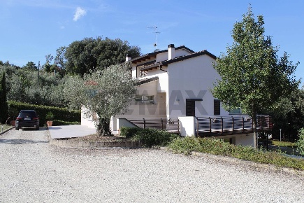 Foto Villa unifamiliare a Lamporecchio Nardini di 232 m² con 7 locali