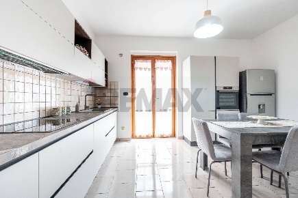 Foto Appartamento in Via Stazzone 15, Aci Sant'Antonio Centro di 100 m²