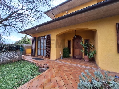 Foto Villa unifamiliare a Foligno Viale Roma di 236 m² con 6 locali