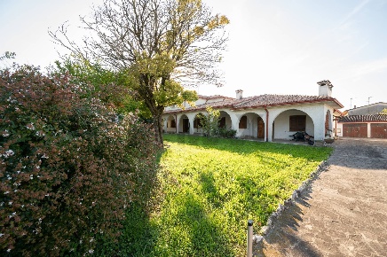 Foto Villa unifamiliare in Via Leoncavallo 3, Gazoldo degli Ippoliti Centro