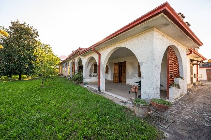 Foto Villa unifamiliare in Via Leoncavallo 3, Gazoldo degli Ippoliti Centro