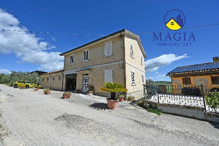 Foto Rustico a Castel di Lama di 172 m² con 6 locali in vendita