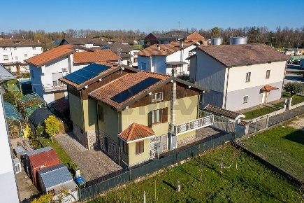 Foto Villa unifamiliare a Costa Volpino Centro di 263 m² con 4 locali
