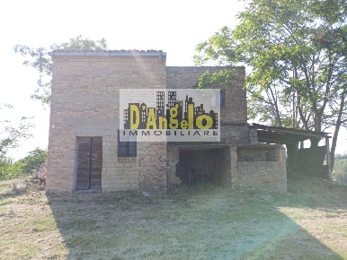 Foto Casa indipendente in Via Corneto, Carassai di 240 m² con 10 locali