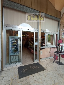 Foto Bar in Borgo G. Leopardi 33, Offida Centro di 250 m² con 3 locali