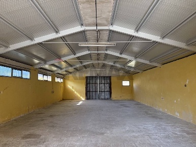 Foto Capannone industriale in Via Ospedale Di Venere 121, Bari di 492 m²