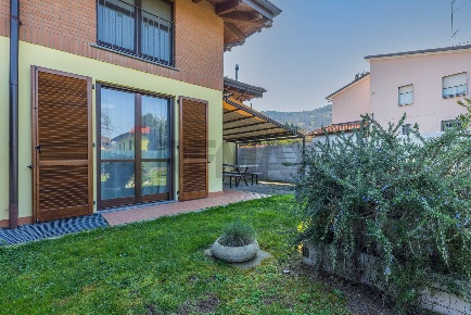 Foto Villa a schiera in via Sotto Campagna 75, Comabbio di 127 m²