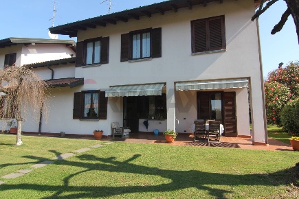 Foto Case semi ndipendenti in via Cavour 40, Buguggiate di 210 m²