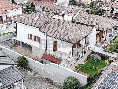 Foto Villa unifamiliare in Via Vercelli 66/a, Caresanablot di 259 m²