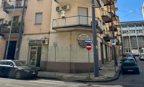 Foto Locale commerciale in Via Guarini, Avellino di 65 m² con 1 locali