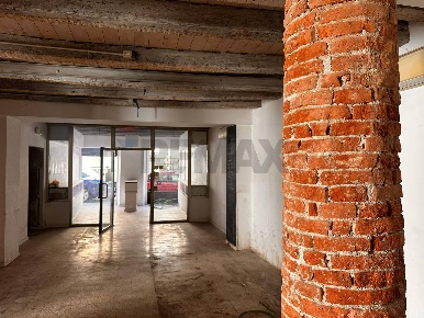 Foto Negozio in Via Moroni 68, Bergamo Centro di 110 m² in vendita