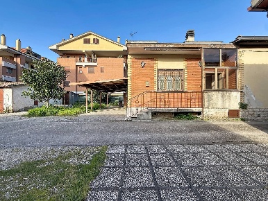 Foto Villa unifamiliare in via Salaria 236A, Monterotondo di 108 m²