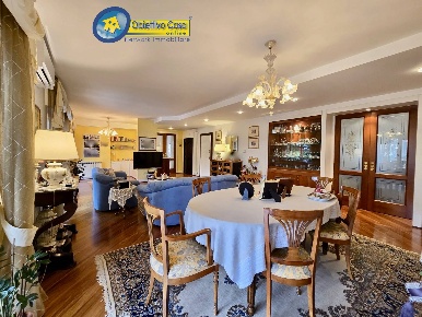 Foto Appartamento a Teramo Centro di 230 m² con 7 locali in vendita