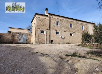Foto Casa indipendente in Contrada Grazie, Cossignano di 250 m² in vendita
