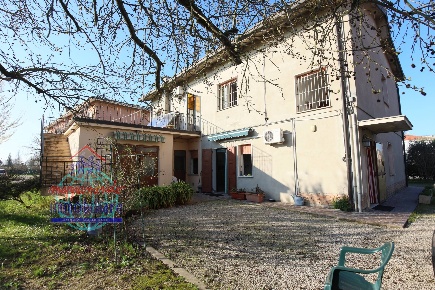 Foto Villa unifamiliare in VIA STATALE 140, Cento Corporeno di 260 m²