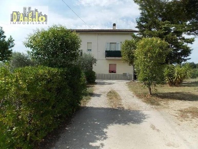Foto Casa indipendente in Contrada San Lazzaro, Offida di 300 m² in vendita