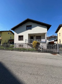 Foto Casa indipendente in via Fosse 18 Feltre, Feltre Centro di 300 m²