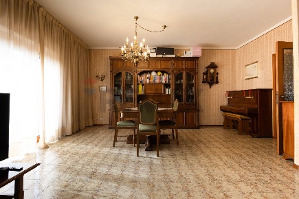 Foto Appartamento in Via Generale Di San Marzano 18, Catania di 195 m²