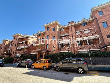 Foto Appartamento in Viale Kennedy, Nichelino di 81 m² con 3 locali