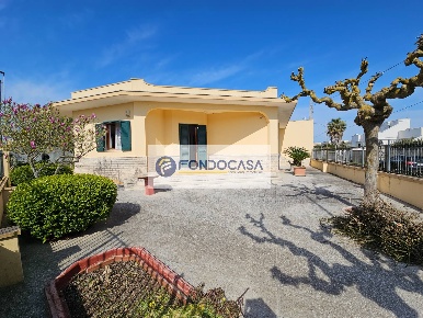 Foto Villa unifamiliare in via bari 1, San Cassiano di 193 m² con 7 locali