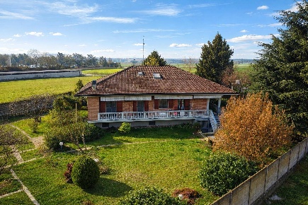 Foto Villa unifamiliare a Alessandria Cristo di 168 m² con 7 locali