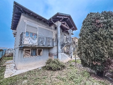 Foto Case semi ndipendenti in Via Pascoli 36, Robbio di 302 m² con 6 locali