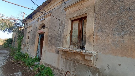 Foto Rustico a Chiaramonte Gulfi di 350 m² con 10 locali in vendita