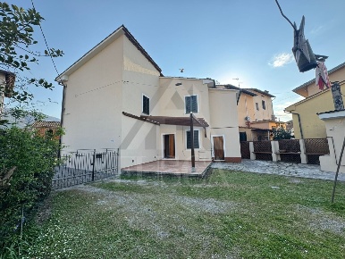 Foto Villa unifamiliare in Via dei Landucci, Lucca Sant'Angelo di 180 m²