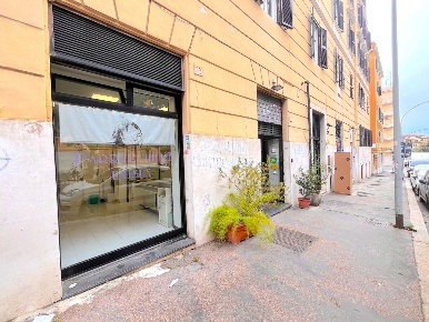 Foto Locale commerciale in Via Foligno, Roma Re di Roma di 44 m² in vendita