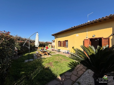 Foto Villa a schiera in Via Marte 14, Monterosi di 95 m² con 5 locali