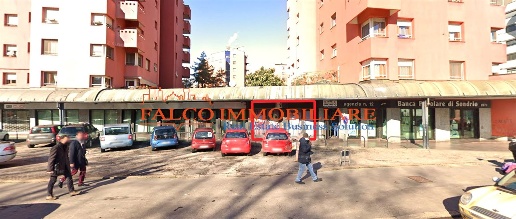 Foto Negozio in Via delle Forze Armate, Milano Baggio di 50 m² con 2 locali