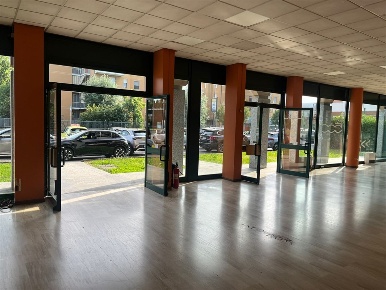 Foto Locale commerciale a Cassano d'Adda di 330 m² in vendita