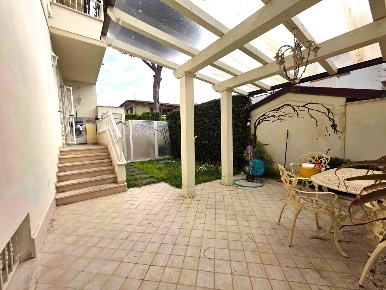 Foto Villa bifamiliare a Montignoso Cinquale di 140 m² con 5 locali