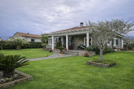 Foto Villa unifamiliare a Camaiore Lido di Camaiore di 145 m² con 8 locali