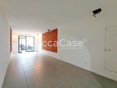 Foto Locale commerciale a Lucca Piazza Anfiteatro - Torre Guinigi di 55 m²